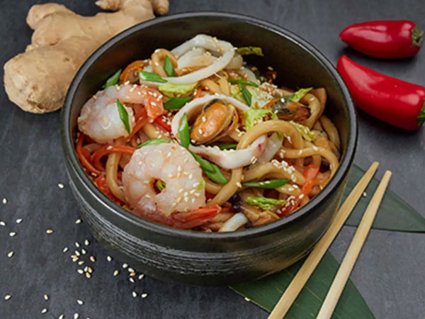 Фото Вок лапша с морепродукты, сливочный соус