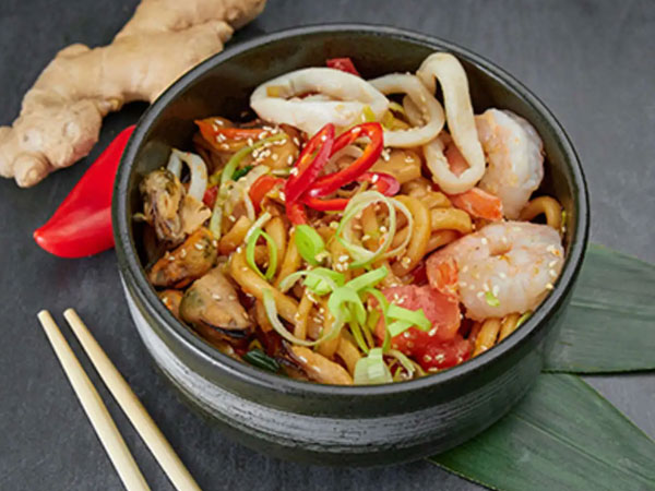 Фото Вок лапша с морепродуктами, острый соус