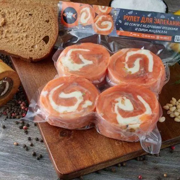 Фото Рулет семга с кедровыми орехами и сыром моцарелла