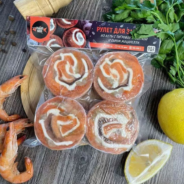 Фото Рулет кета с тигровой креветкой и сыром моцарелла