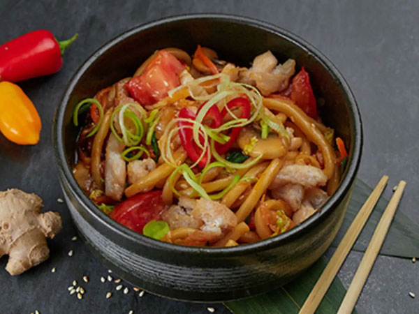 Фото Вок лапша с курицей, острый соус