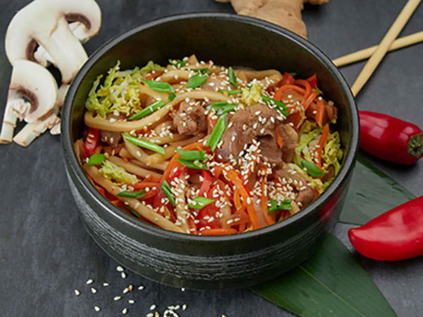 Фото Вок лапша со свининой, классический соус