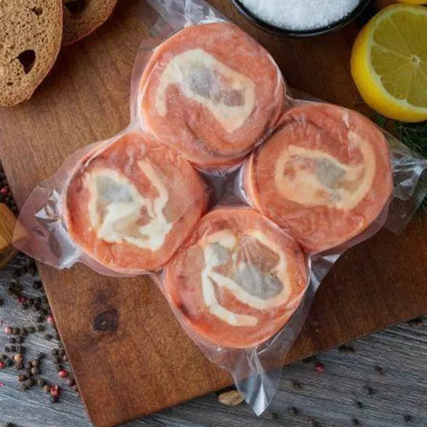 Фото Рулет семга с тигровой креветкой и сыром моцарелла