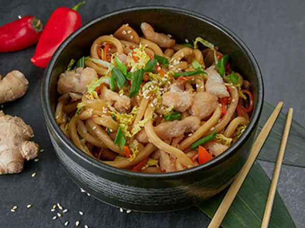 Фото Вок лапша с курицей, классический соус